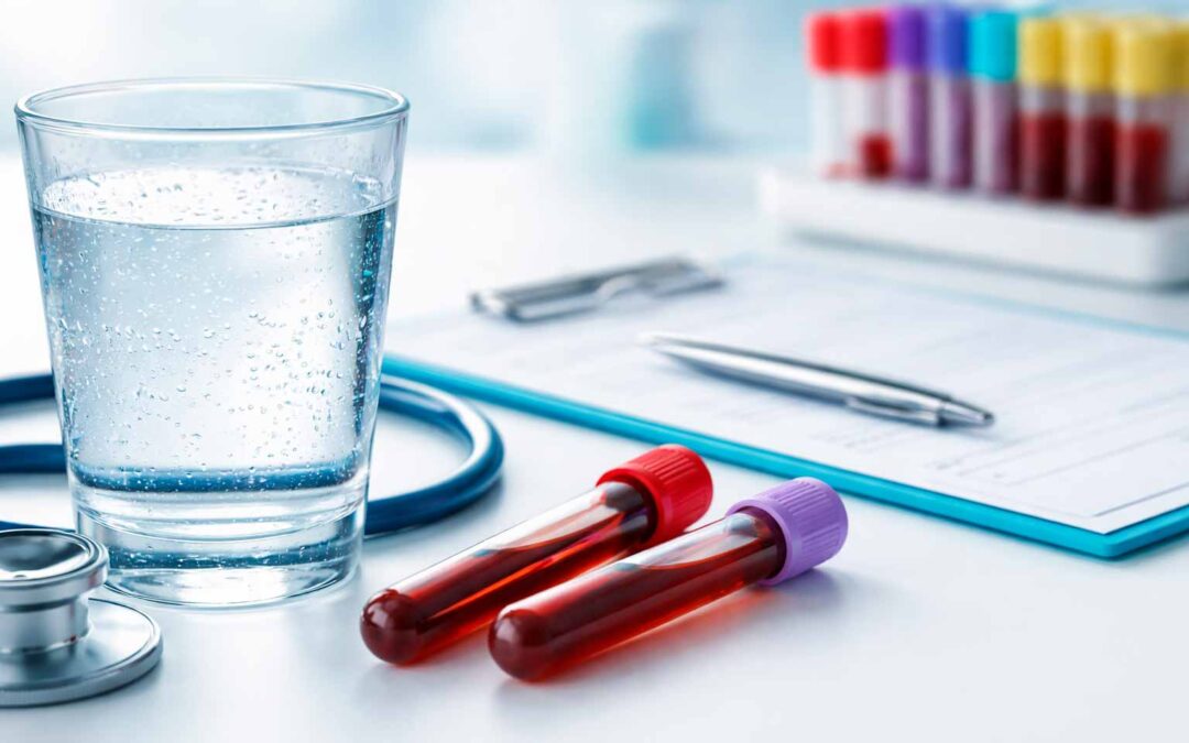 ¿Se puede beber agua antes de un análisis de sangre? Lo que debes saber antes de la extracción